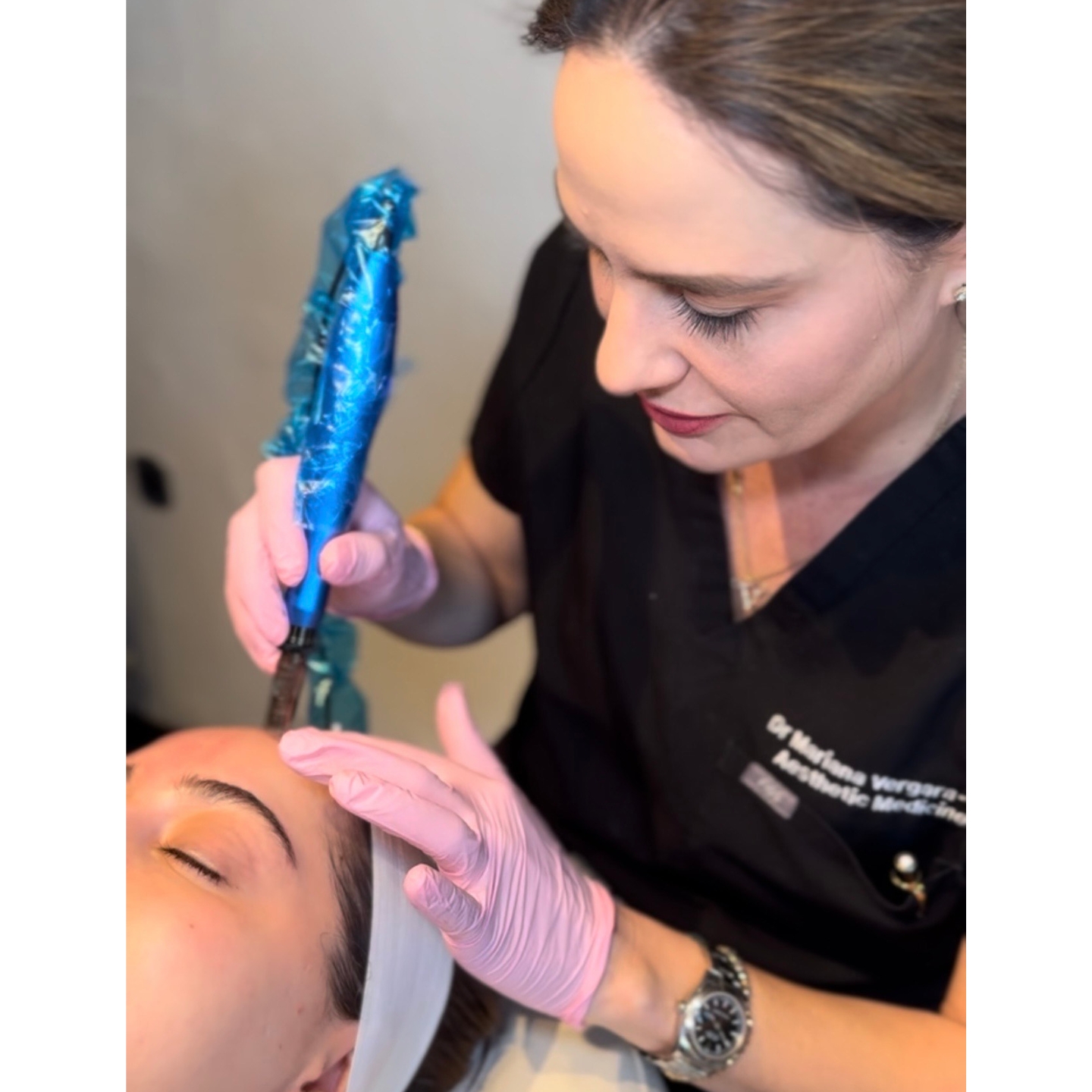 Mariana Vergara performing a microneedling treatment